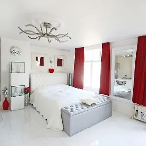 White Luxury Penthouse In Centre Apartment